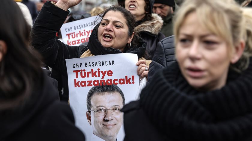Autarca detido vai candidatar-se às presidenciais da Turquia