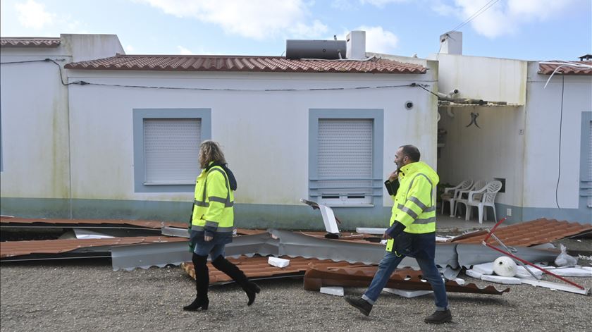 Mau Tempo. Treze desalojados em habitação danificada na Lourinhã