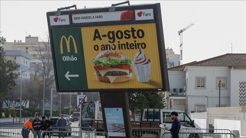 Um painel publicitário ficou pendente no Algarve devido ao vento. Foto: Luís Forra/Lusa