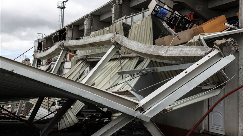 Mau tempo em Oliveira do Hospital faz voar cobertura central do Estádio de Santo António, da AD Nogueirense. Foto: Paulo Novais/Lusa