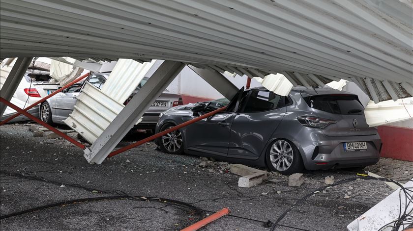 Mau tempo em Oliveira do Hospital faz voar cobertura central do Estádio de Santo António, da AD Nogueirense. Foto: Paulo Novais/Lusa