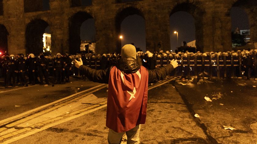 Mais de 340 pessoas detidas em protestos contra prisão de opositor turco