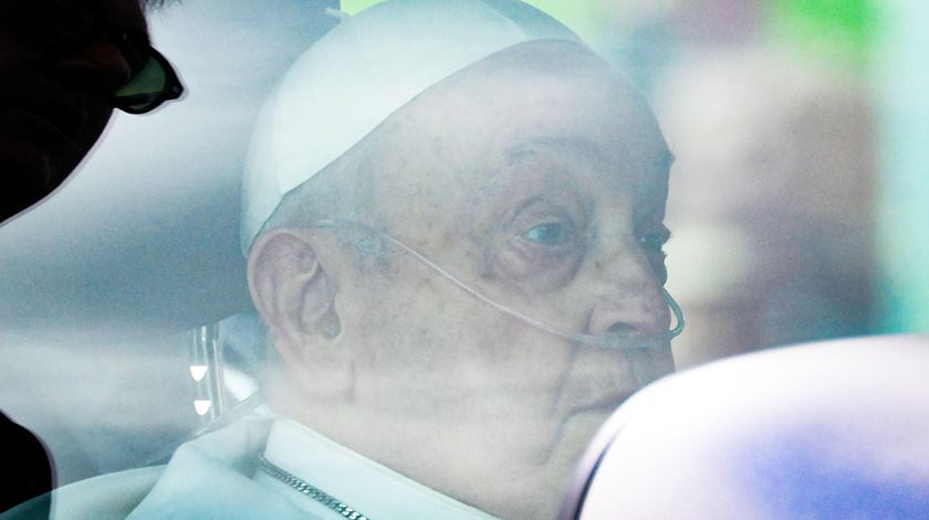 Papa Francisco a receber oxigénio depois de sair do Hospital Gemelli. Foto: Alessandro Di Meo/EPA