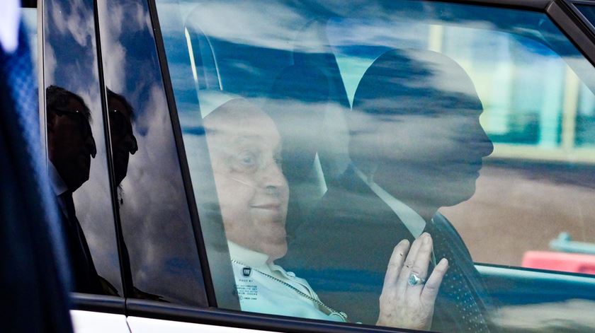 Papa Francisco a receber oxigénio depois de sair do Hospital Gemelli. Foto: Alessandro Di Meo/EPA