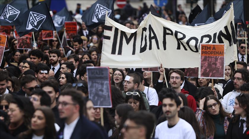 Oposição mantém congelamento das propinas em 2026/2027