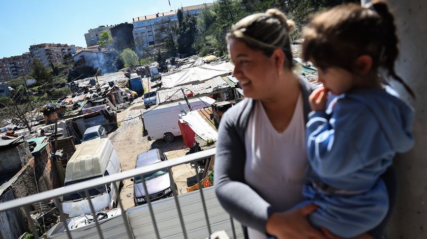Famílias cortam na alimentação para tentar pagar rendas das casa