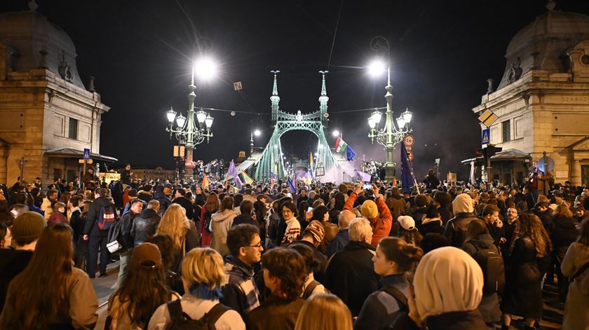 Bloqueadas estradas em Budapeste em protesto contra lei que restringe direitos LGBTQ+