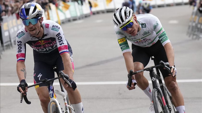 Primoz Roglic e Juan Ayuso, Volta à Catalunha. Foto: Siu Wu/EPA