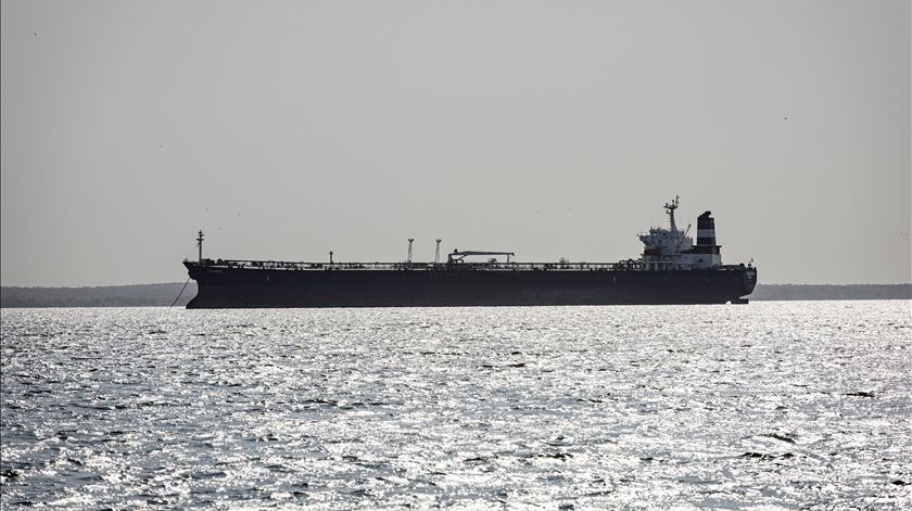 Embargo de petróleo russo? "Há transações nas barbas da União Europeia"