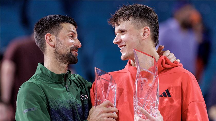 Mensik conquista primeiro título da carreira e nega o 100.º a Djokovic