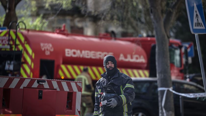 Dois bombeiros com ferimentos ligeiros em incêndio em imóvel devoluto no Estoril