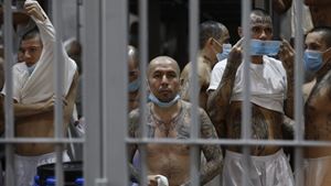 Segmento do programa "60 Minutos" sobre prisão em El Salvador removido pela CBS aparece online