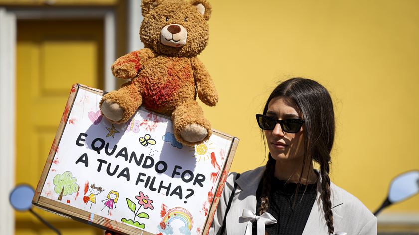 Manifestação `Violação Não se Filma, Condena-se`. Foto: Filipe Amorim/Lusa