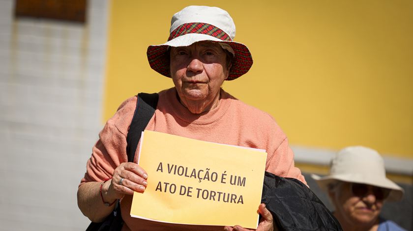 Manifestação `Violação Não se Filma, Condena-se`. Foto: Filipe Amorim/Lusa