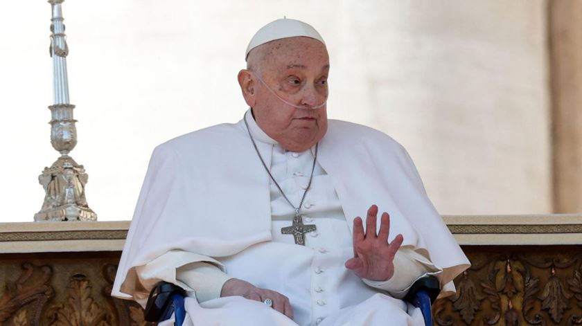 Papa Francisco já consegue passar algum tempo sem recurso a oxigénio Papa Francisco já consegue passar algum tempo sem recurso a oxigénio