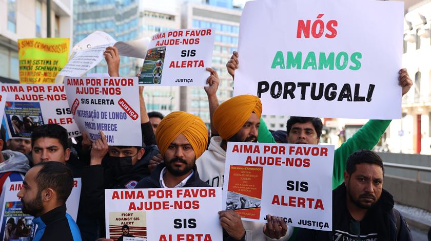 Imigrantes em protesto pedem resposta das autoridades. AIMA viola "direitos fundamentais"