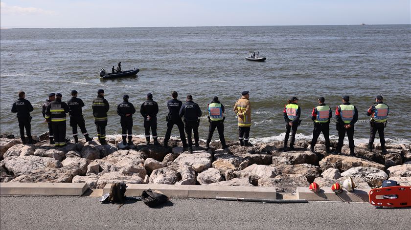 Um morto depois de carro cair ao rio Tejo na zona de Caxias