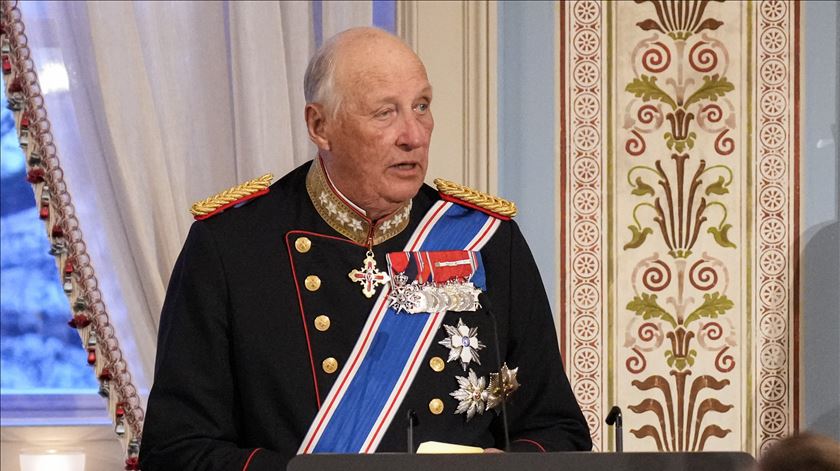 Rei da Noruega recupera, mas ficará internado por vários dias