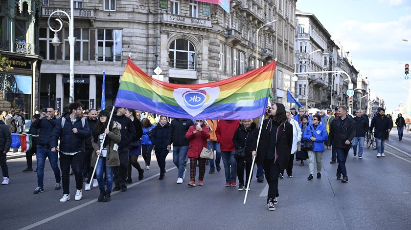 Hungria aprova emenda constitucional para proibir paradas LGBTQIA+ Hungria aprova emenda constitucional para proibir paradas LGBTQIA+