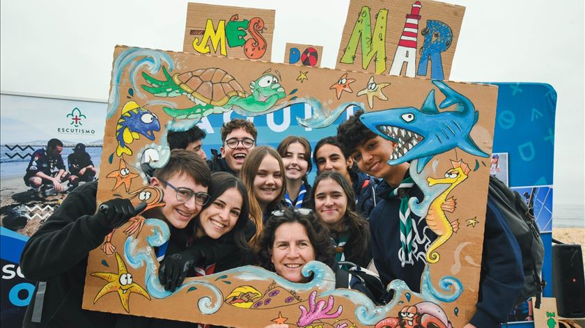 Ação Bandeira 2025 junta escuteiros e comunidade na defesa do oceano em Viana do Castelo