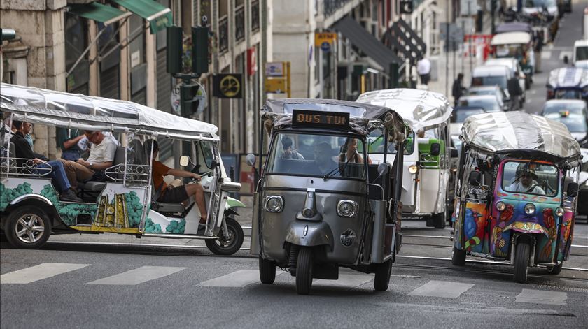 GNR apreende 18 tuk-tuk em Lisboa e Sintra com matrículas e documentos falsos