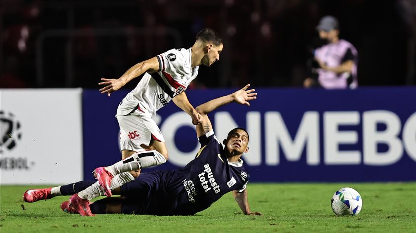 Cédric Soares renova contrato com o São Paulo até 2027