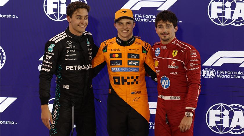 Oscar Piastri (centro), George Russell (esquerda) e Charles Leclerc (direita), os mais rápidos da qualificação para o GP do Bahrain de F1. Foto: Ali Haider/EPA