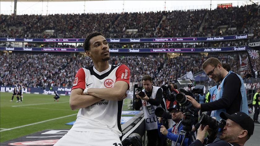 Não há fome que não dê fartura. Liverpool investe mais 100 milhões em Hugo Ekitike