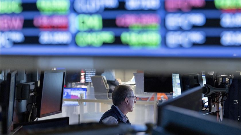 Wall Street fecha em alta graças a ataque relativamente fraco do Irão a base EUA