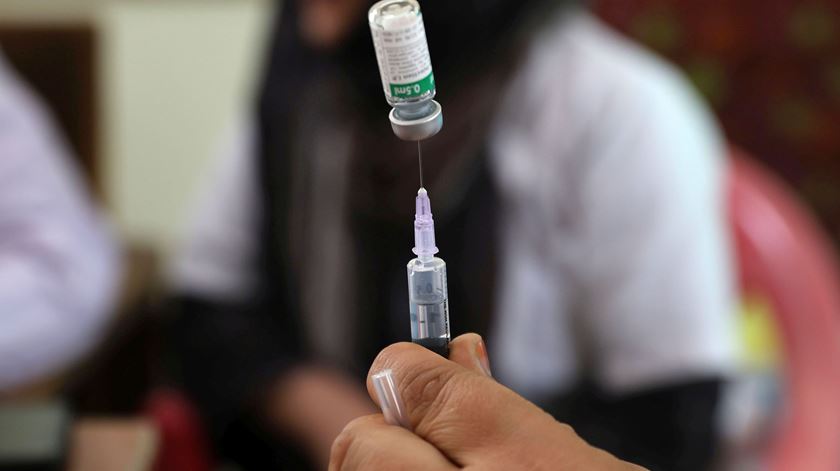 Homem morre de meningite em França, empresa afasta ligação a surto do Reino Unido Homem morre de meningite em França, empresa afasta ligação a surto do Reino Unido