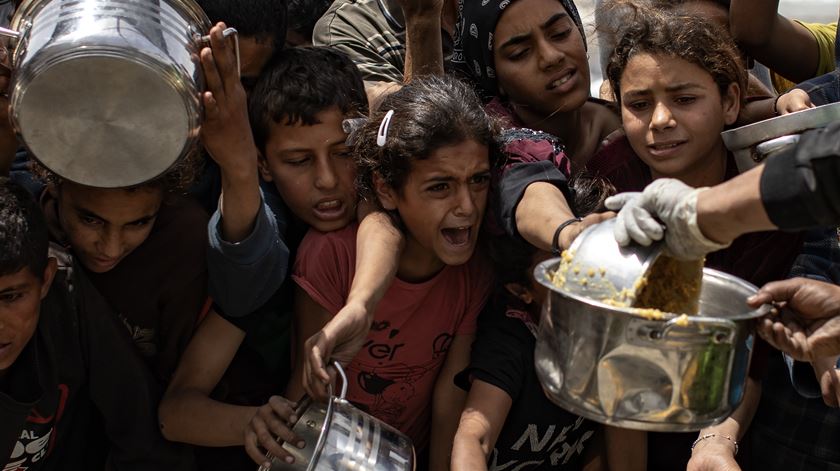 44831490168881fd2fce_base "O povo de Gaza está a pagar o preço". Palestinianos lutam para obter um prato de comida