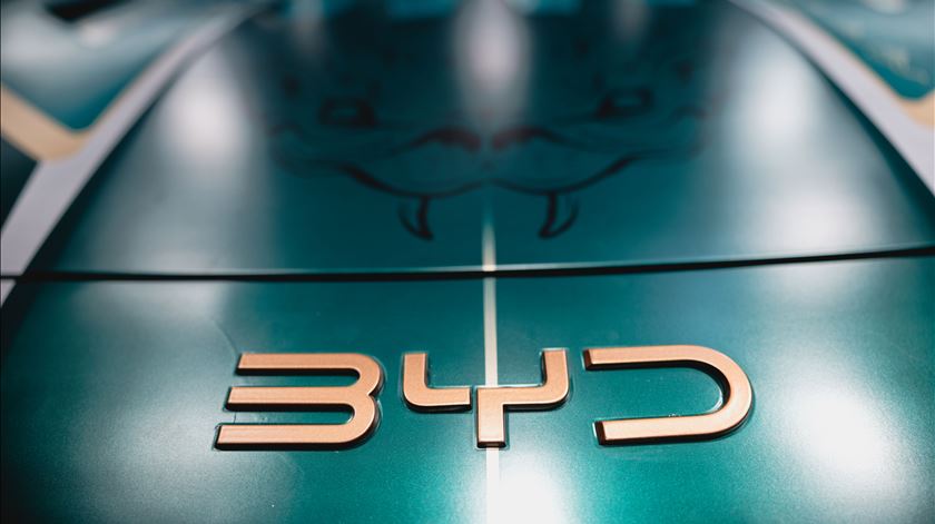 Inédito. BYD ultrapassa Tesla nas vendas de carros elétricos na Europa