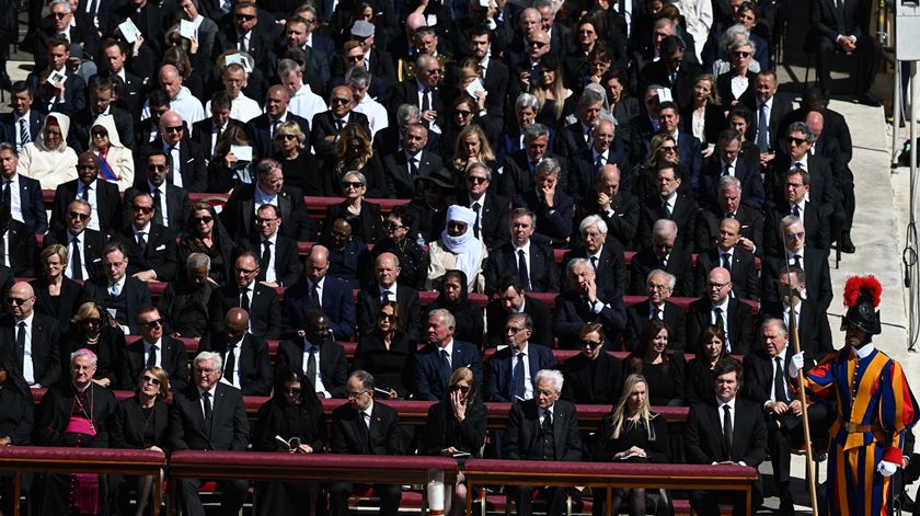 Dignitários de 143 países assistem às cerimónias fúnebres do Papa Francisco. Foto: Darek Delmanowicz/EPA