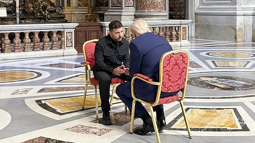 Zelensky e Trump conversam antes das cerimónias fúnebres do Papa Francisco. Foto: Presidential Press Service Handout Handout/EPA
