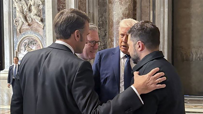 Emmanuel Macron, Keir Starmer, Primeiro Ministro britânico, Donald Trump e Volodymyr Zelensky conversam na Catedral de São Pedro.Foto: Presidential Press Service Handout Handout/EPA