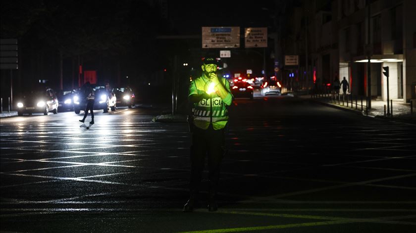 Um mês depois do apagão: REN impõe limites e consumidores esperam respostas
