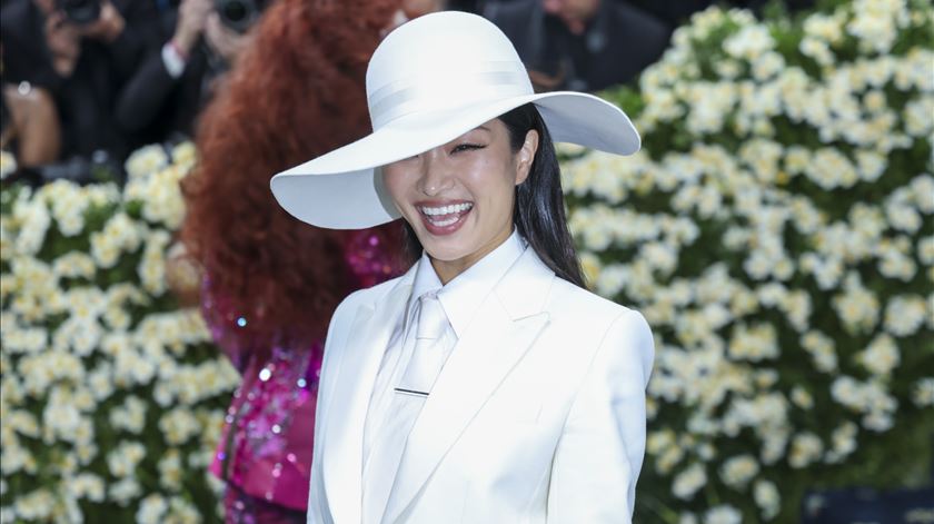 Atriz e cantora Anna Sawai a desfilar na maior noite da moda, na Met Gala 2025. Foto: Justin Lane/EPA