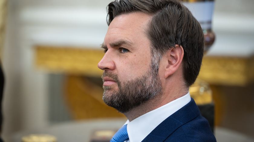 JD Vance diz que cessar-fogo com o Irão é "uma trégua frágil"