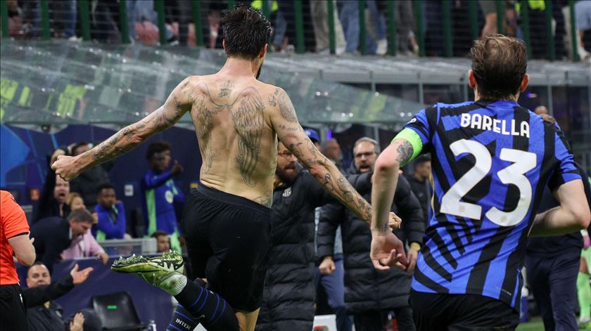 Francesco Acerbi celebra golo pelo Inter de Milão na meia-final da Liga dos Campeões frente ao Barcelona. Foto: Daniel Dal Zennaro/EPA