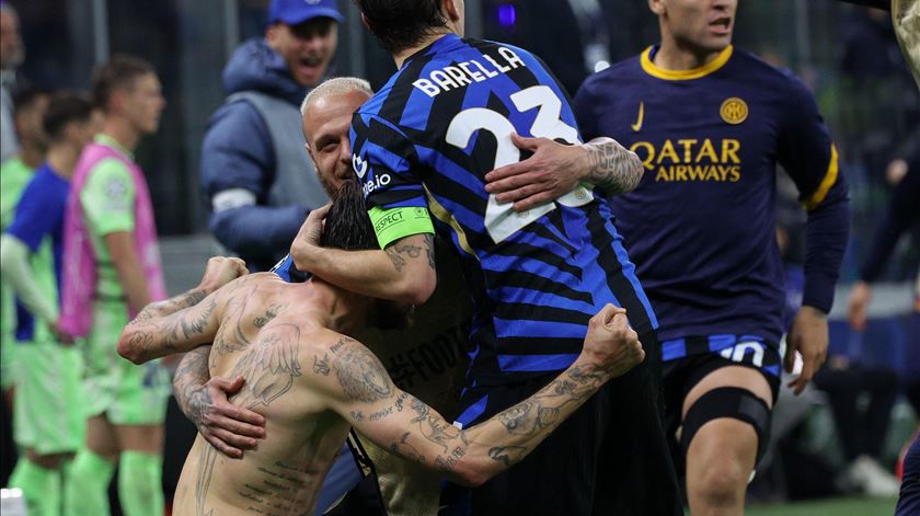 Francesco Acerbi celebra golo pelo Inter de Milão na meia-final da Liga dos Campeões frente ao Barcelona. Foto: Daniel Dal Zennaro/EPA