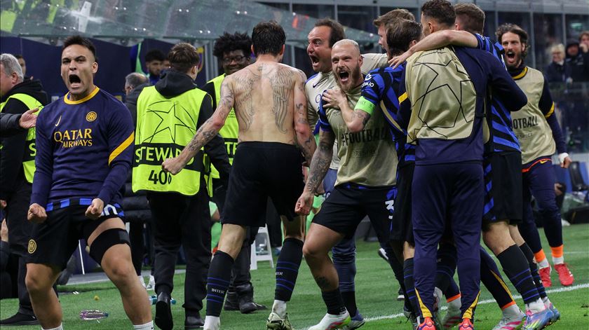 A celebração eufórica de Acerbi com os companheiros do Inter. Fotos: Daniel Dal Zennaro/EPA