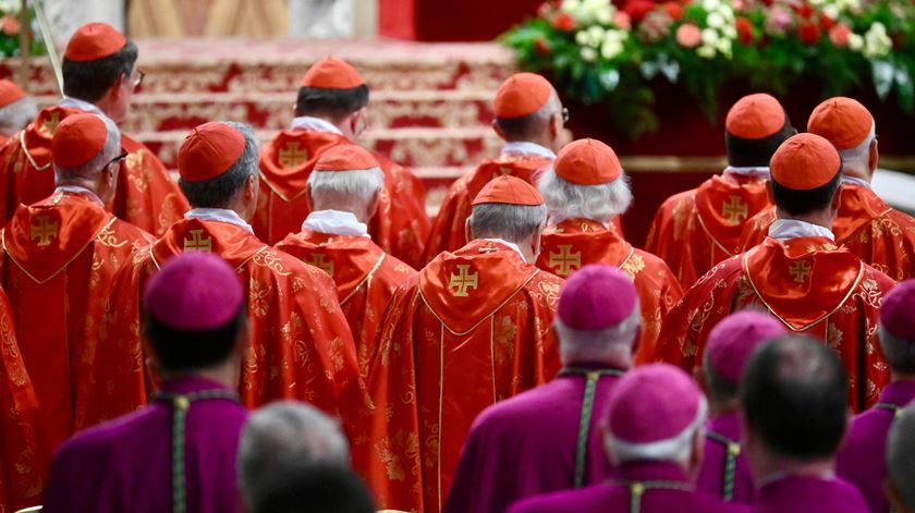 Cardeais chegam à Basílica de São Pedro para missa antes do Conclave Cardeais chegam à Basílica de São Pedro para missa antes do Conclave