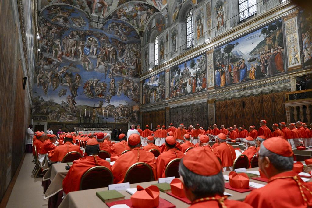 "Extra omnes!". Veja a cerimónia que deu início ao Conclave