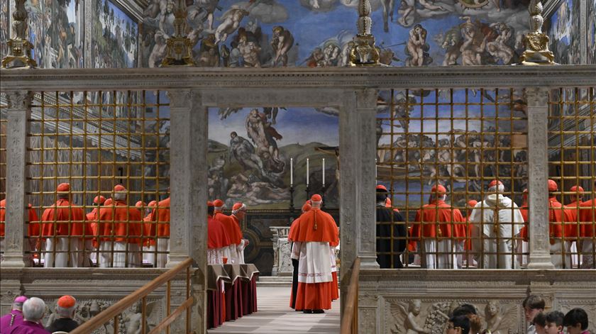 Cardeal levou telemóvel para o Conclave. Livro faz revelações sobre eleição de Leão XIV