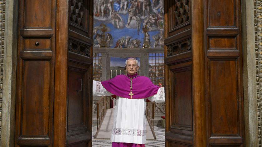 A reunião começa. A porta da igreja Sistine está fechada