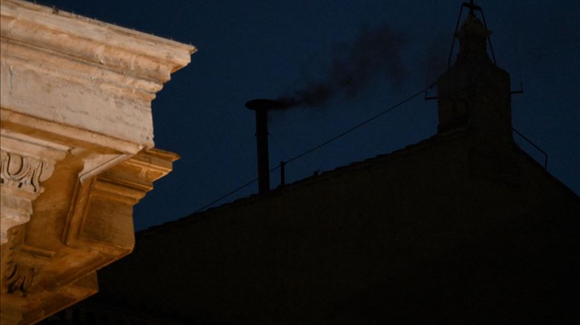 Ao minuto: Fumo negro após primeira votação no dia 1 do Conclave
