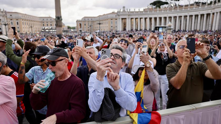 "É hoje que essa fumaça branca sai". Fiéis de todo o mundo aguardam pela noite que pode trazer o novo Papa