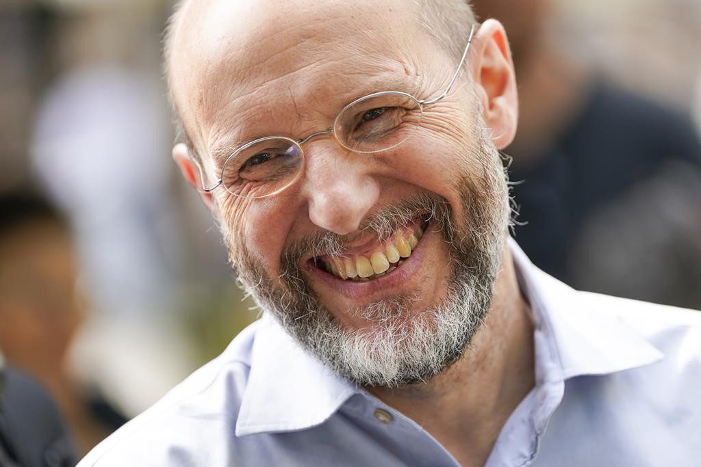 Mais reconhecido, atrevido e ambicioso. Livre luta por si e por uma viragem à esquerda