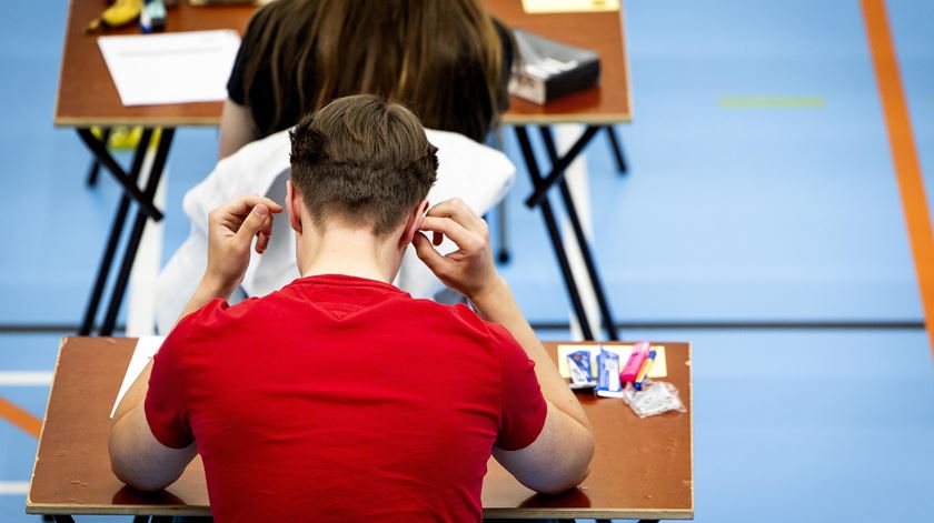Escolas ainda à espera dos resultados dos exames, ministério não sabe quando serão enviados