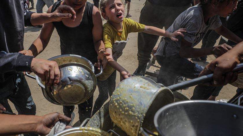 Israel vai permitir ajuda humanitária estrangeira a Gaza por via aérea